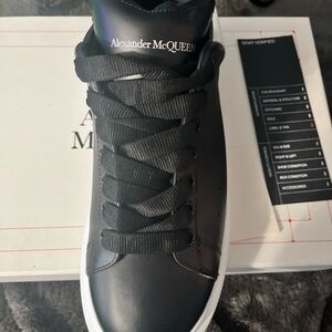 I’m selling these shoes alexander mcqueens black